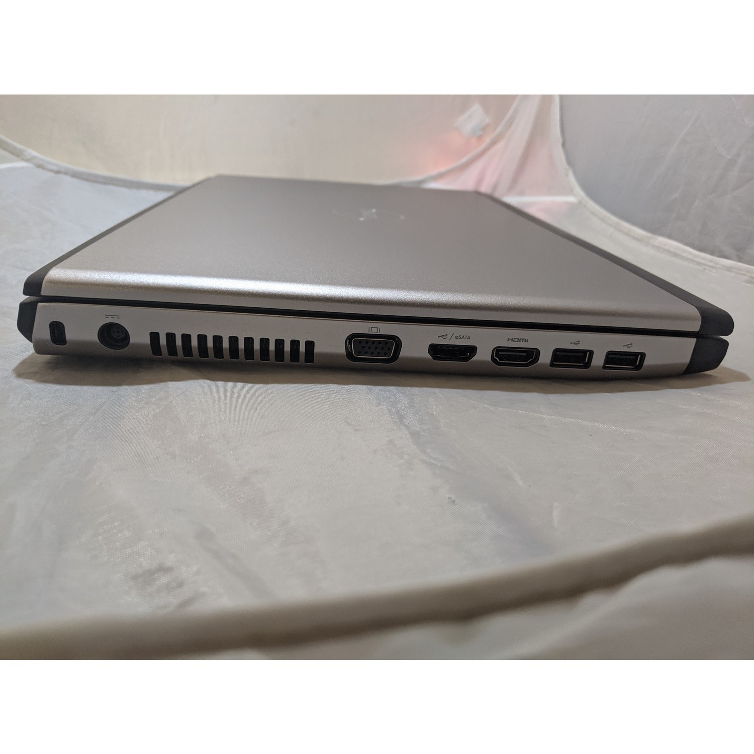 Refubished DELL VOSTRO 3500 Core i3 M 380 2.53 GHz 3GB 320GB DVD 