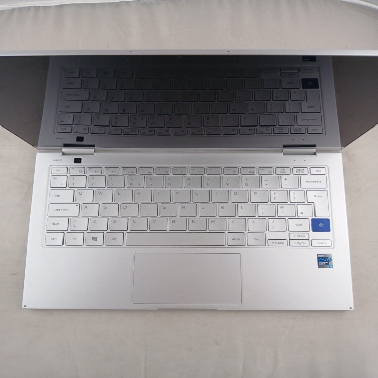 Refurbished Samsung 930QCA Core i5-1135G7 8GB RAM 256GB SSD 13.3 Inch Windows 11 Home Touchscreen Convertible Laptop